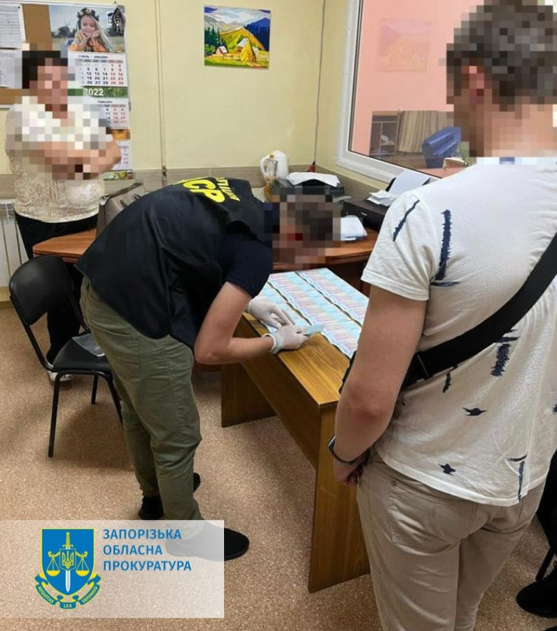 Хабарі за складання іспитів та сприяння у вступній кампанії – затримано декана факультету запорізького університету