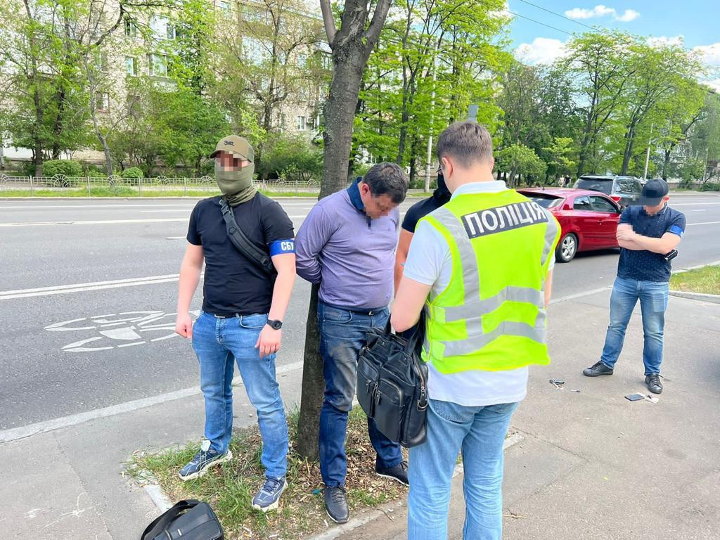 У Києві на одержанні хабара за «дозвіл» на діяльність СТО викрили посадовця РДА