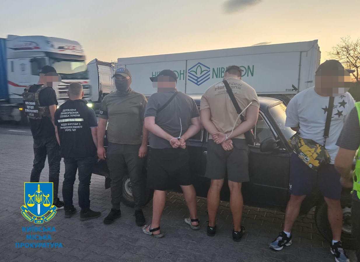 За 10 тис доларів США обіцяв військовозобов’язаним допомогти перейти кордон з Молдовою поза пунктом пропуску – повідомлено про підозру киянину