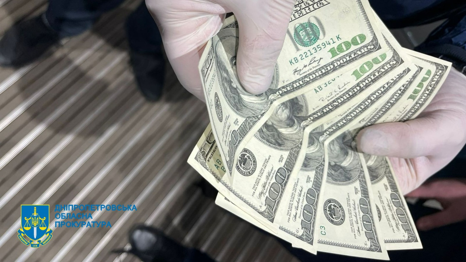 Вимагання 3 000 доларів США неіснуючого боргу – затримано двох мешканців Кривого Рогу