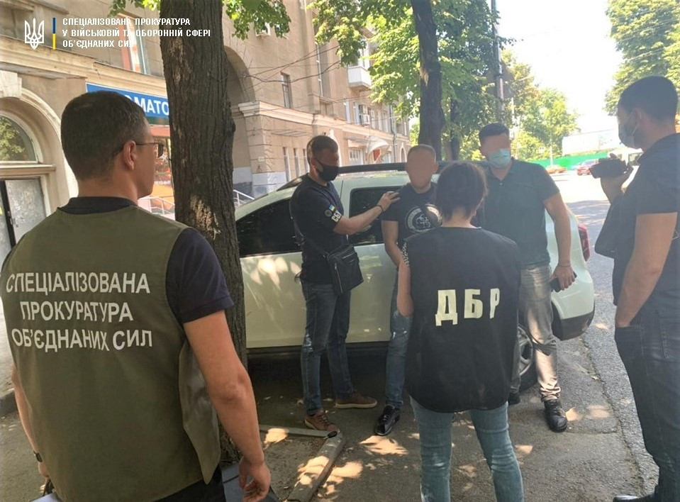 12 тис дол США за незаконне переміщення товарів через кордон - на Харківщині затримано офіцера-прикордонника (ФОТО)