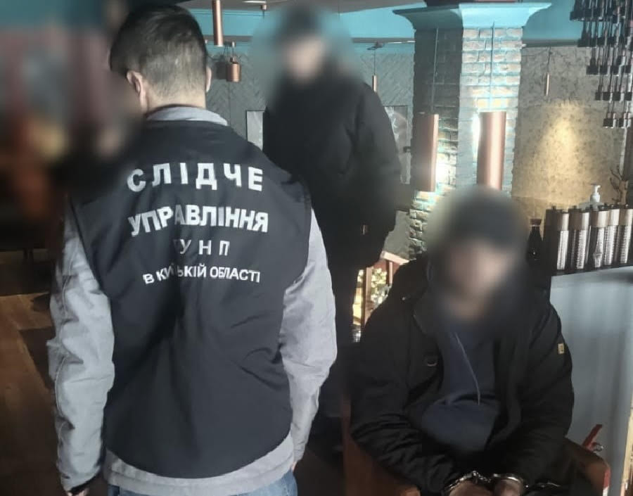 Намагався без дозволу матері вивезти двох малолітніх дітей за кордон –повідомлено про підозру іноземцю