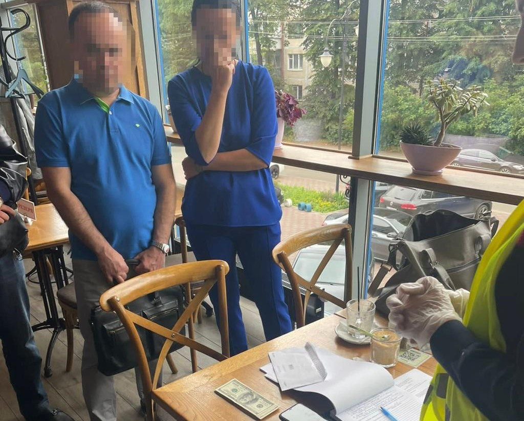 Від 10 до 12 тис доларів США за виїзд чоловіків за кордон – судитимуть двох адвокатів, лікаря та їх спільників