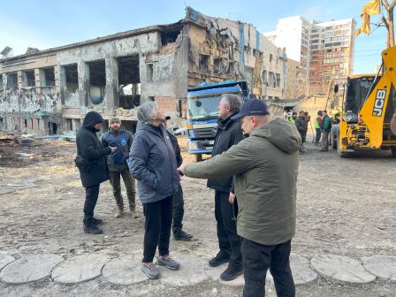 Андрій Костін з Брендою Голліс побували на Харківщині — у місцях російських атак на цивільну інфраструктуру