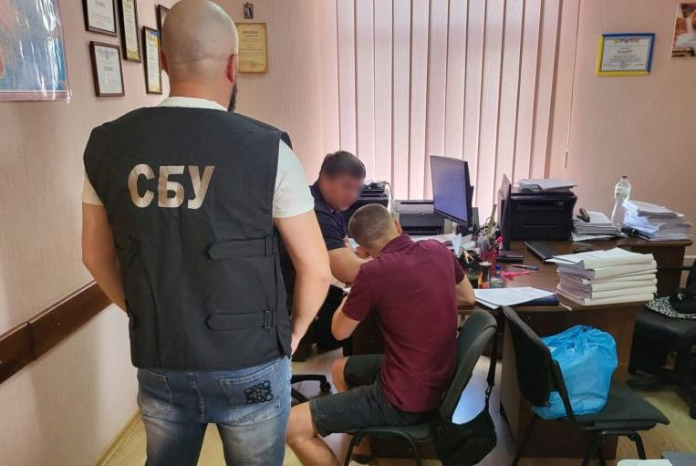 Наживався на продажу неіснуючої військової амуніції та обладнання для допомоги українським захисникам – підозрюється житель Вінниці