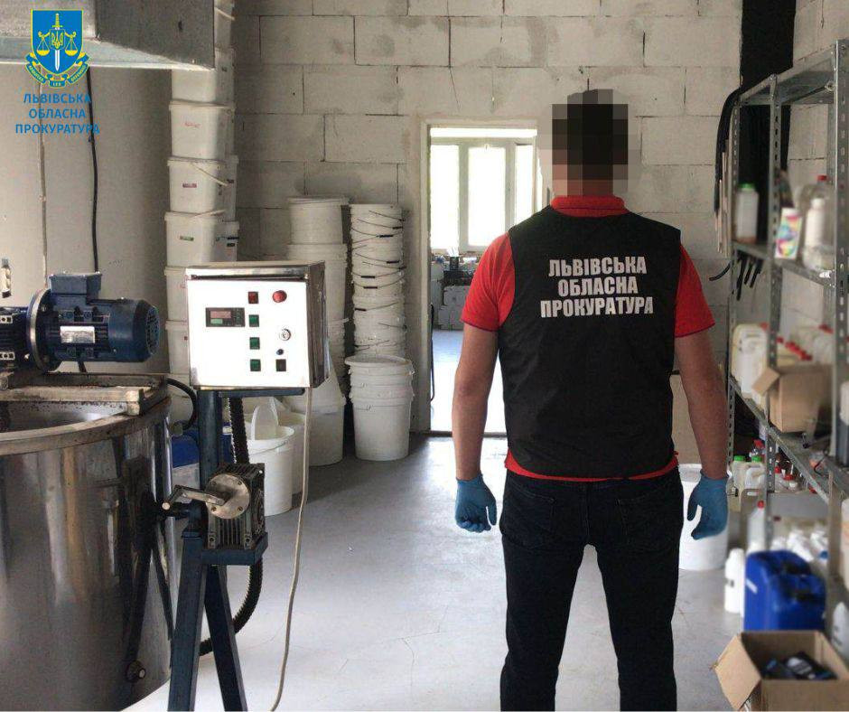 Організували підпільний цех із виготовлення фальсифікованого тютюну – повідомлено про підозру учасникам організованої групи у Львові
