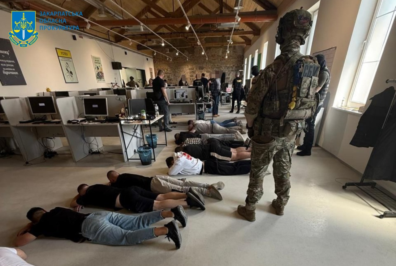 Українські та чеські правоохоронці викрили на Закарпатті учасників шахрайського колл-центру, які ошукували громадян ЄС