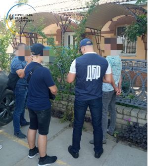 35 000 грн за дозвіл на ведення торгівлі на Чорноморському узбережжі – затримано поліцейського на Херсонщині (ФОТО)