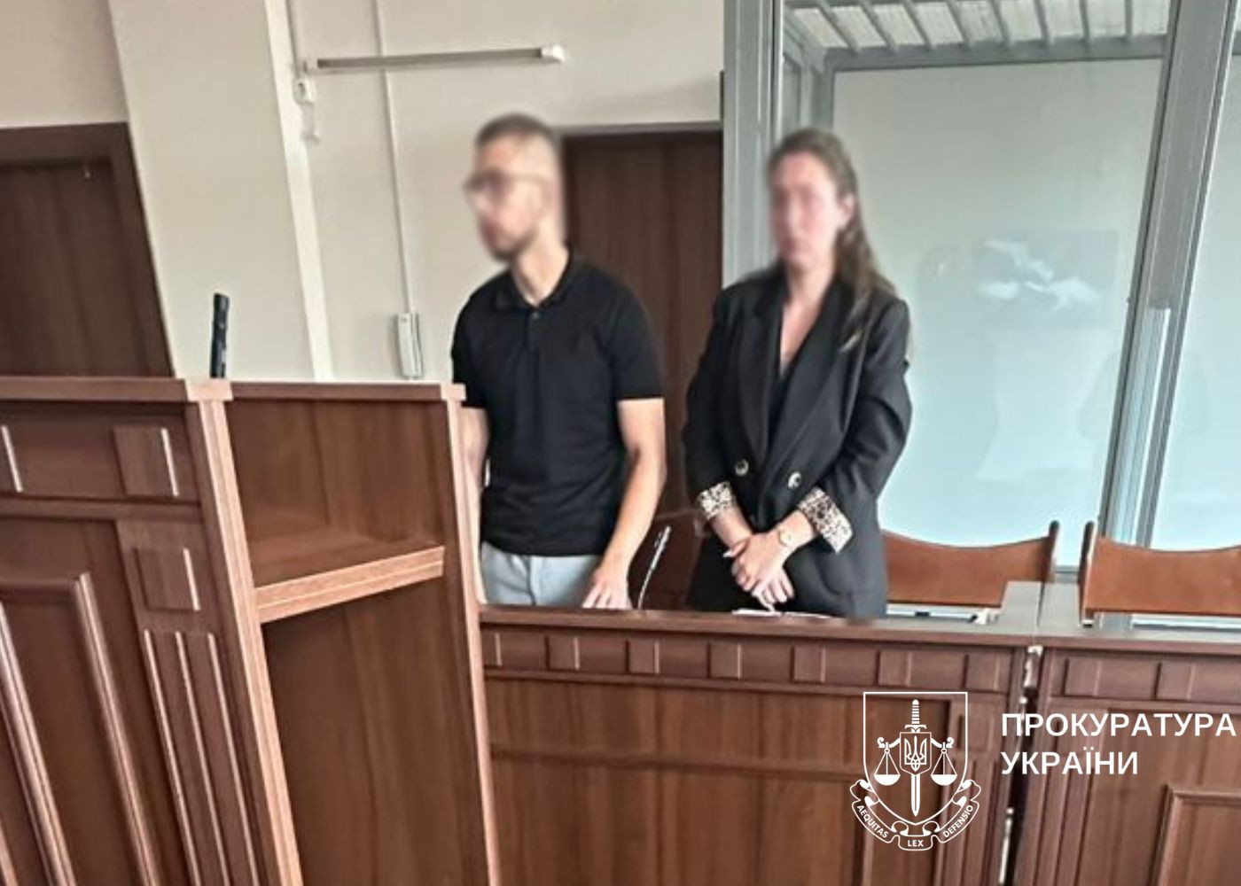 Виїзд за кордон для чоловіка у розшуку «під ключ» за 34 000 євро – повідомлено про підозру юристу приватної компанії