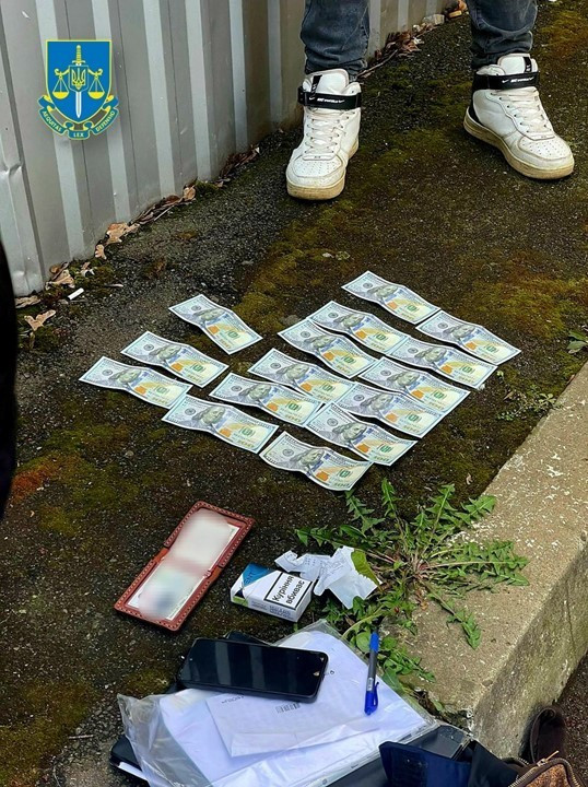 На Закарпатті викрито старшого сержанта, який за 1500 доларів США сприяв контрабанді цигарок