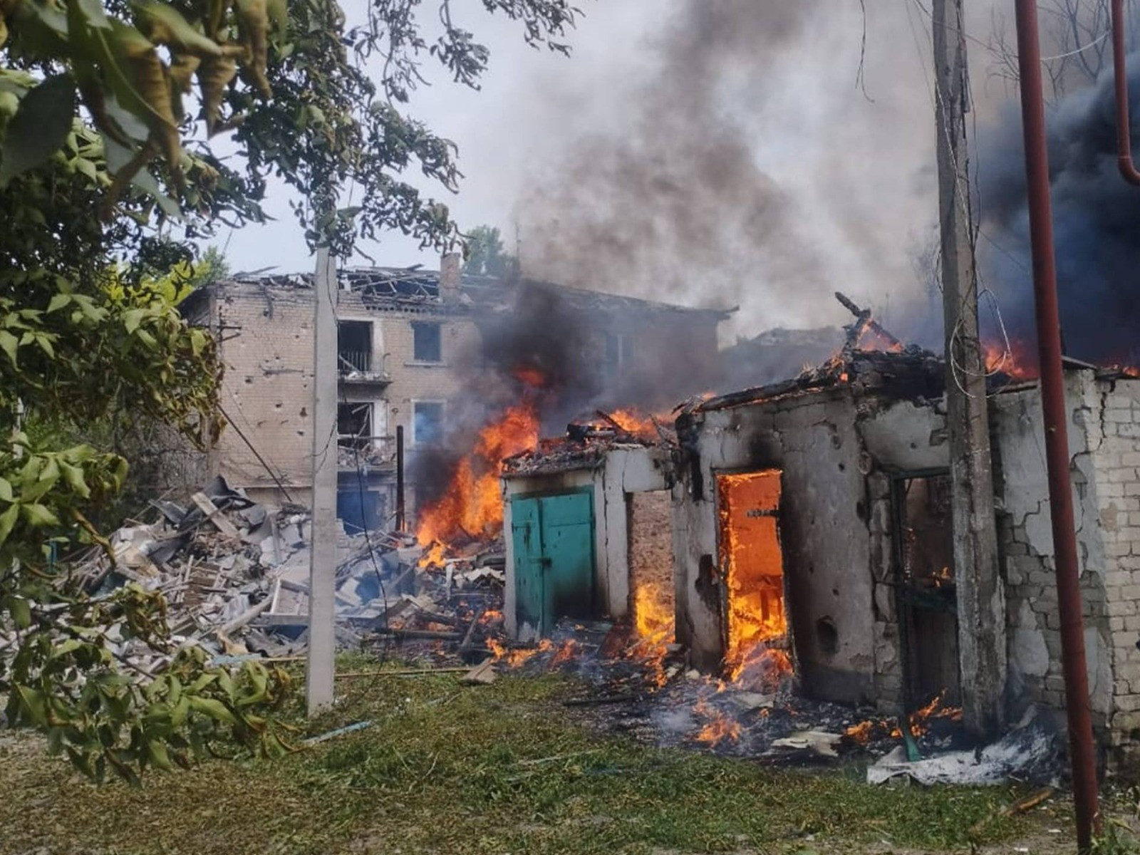 Окупанти вдарили авіабомбою по житловому кварталу Родинського - розпочато розслідування за фактом поранення 4 цивільних