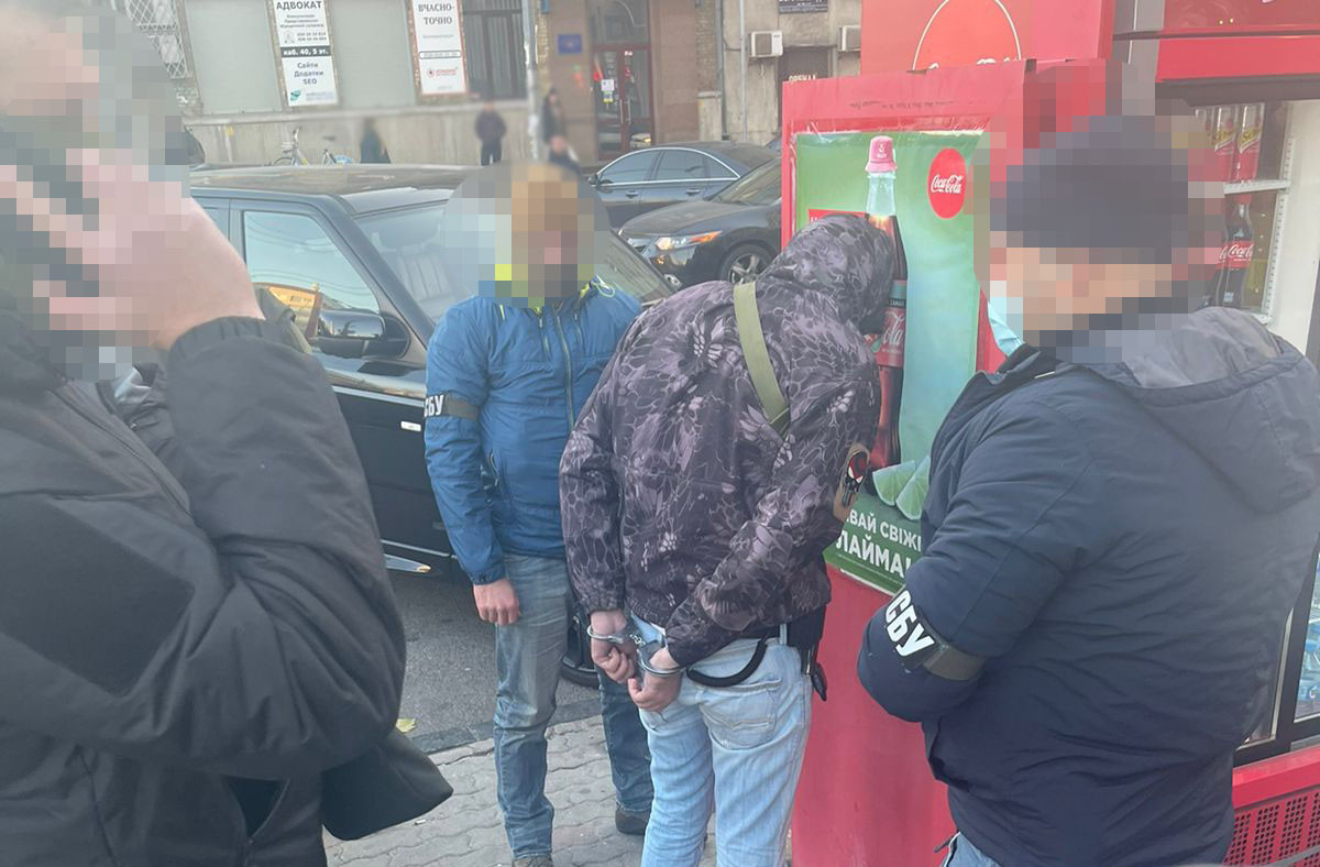 Заволодіння 39 тис доларів США, прикриваючись нібито зв’язками в СБУ та Офісі Генпрокурора – затримано адвоката та посередника (ФОТО)