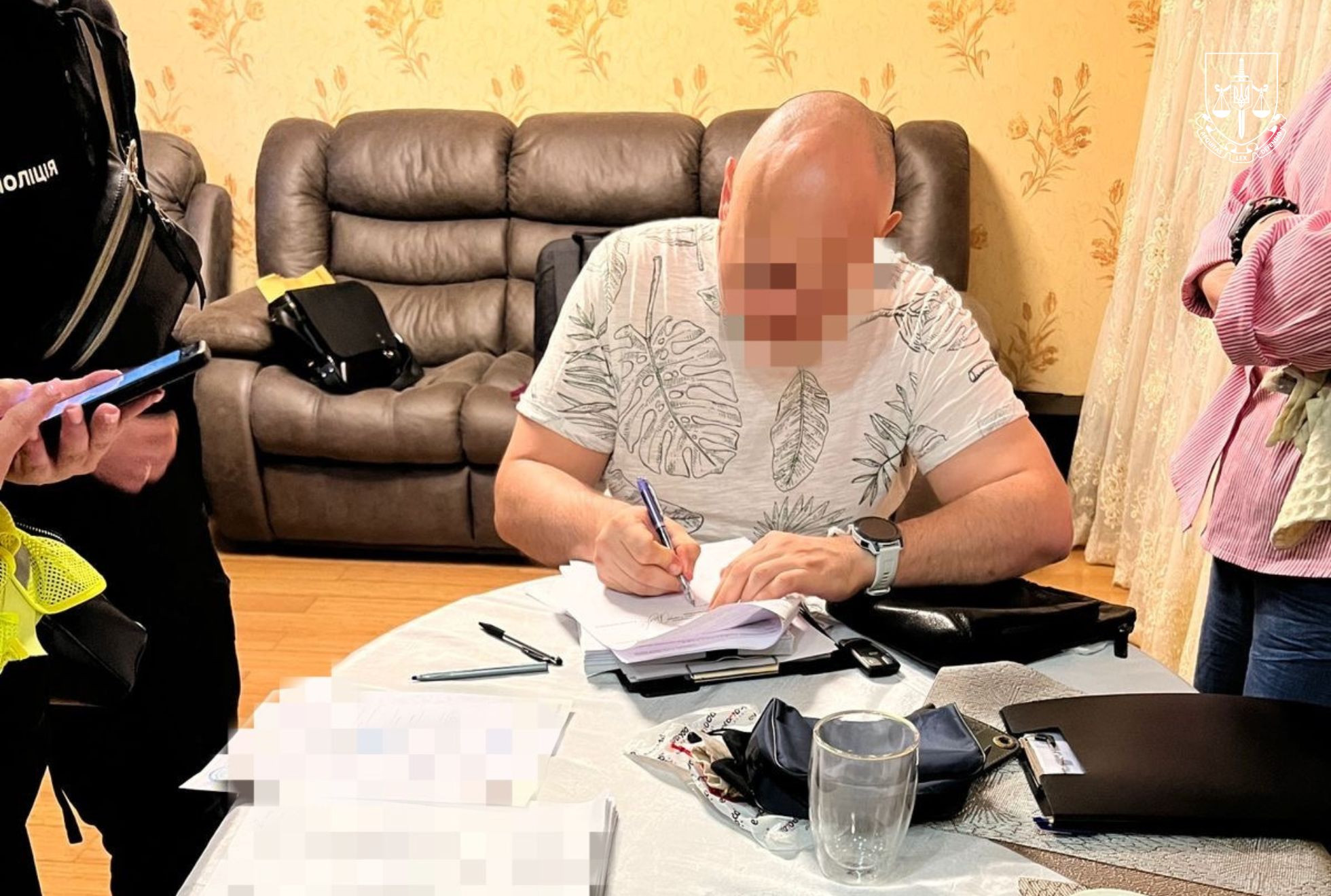 Пропонували 1 млн доларів за уникнення кримінальної відповідальності підзахисного і 100 тисяч доларів за умисне вбивство свідків – двом адвокатам повідомлено про підозру