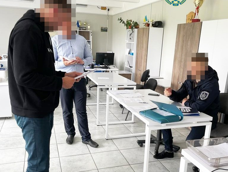 Незаконне застосування пільгового розмитнення авто – на Житомирщині судитимуть трьох митників