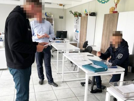 Незаконне застосування пільгового розмитнення авто – на Житомирщині судитимуть трьох митників