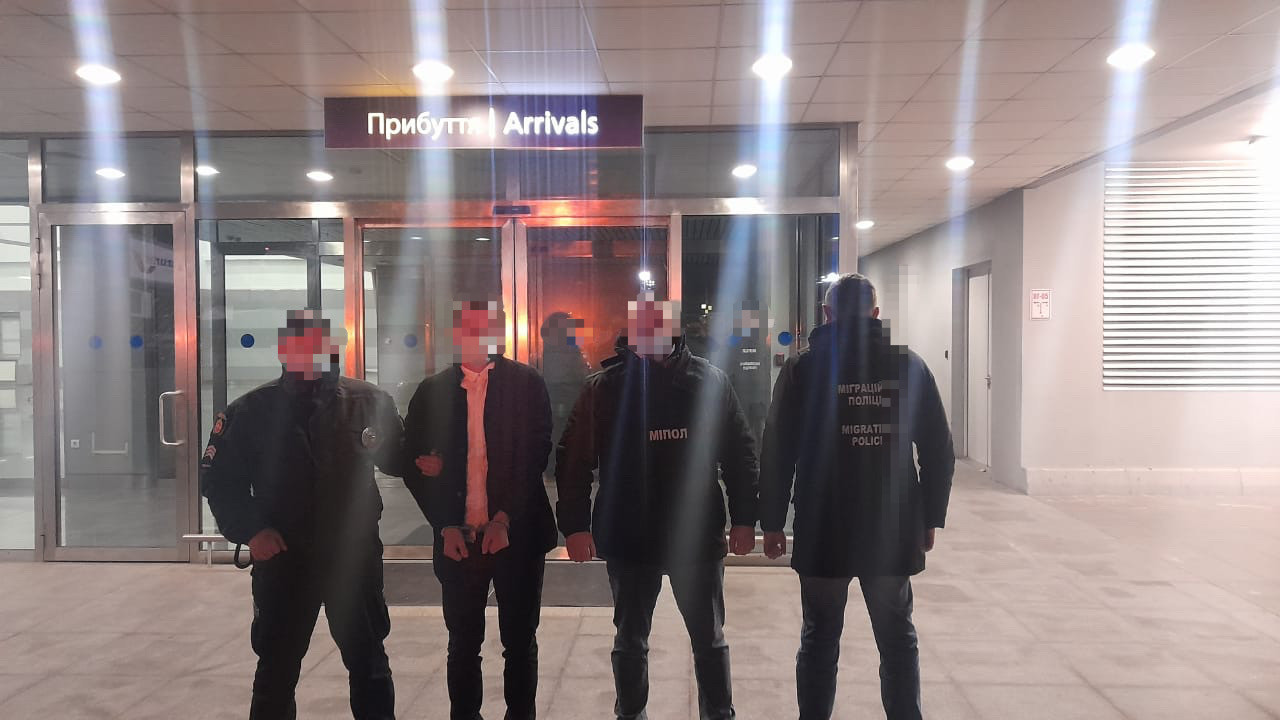 З Кіпру екстрадовано українця для притягнення до відповідальності за вербування людей для експлуатації (ФОТО)