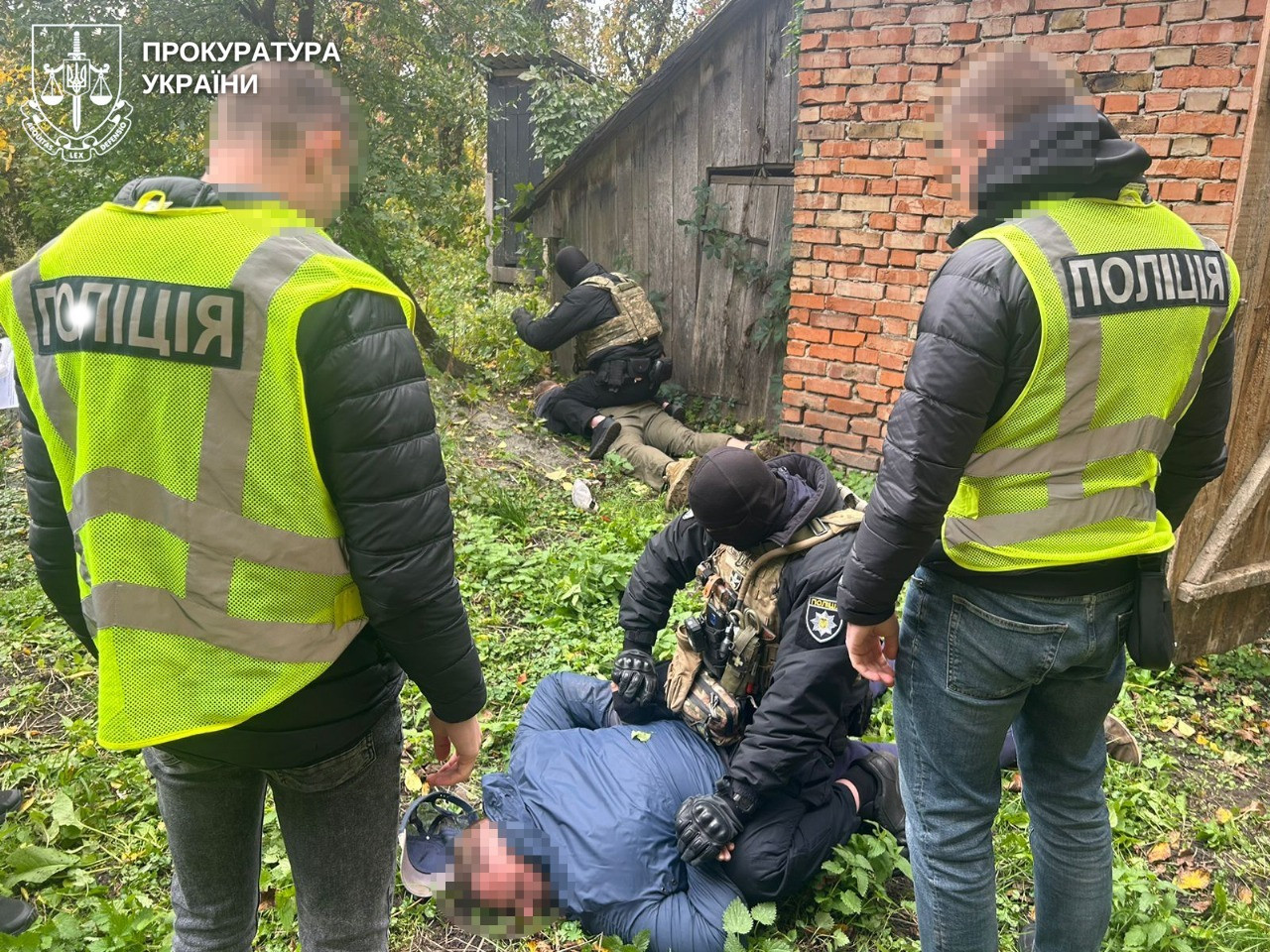 Сушили, зберігали та продавали канабіс: на Рівненщині правоохоронці викрили незаконний бізнес