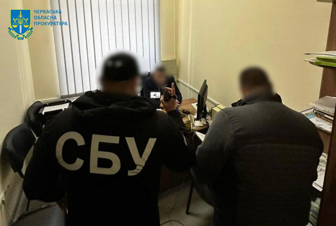 5000 доларів США за виготовлення дозвільної документації –  на Черкащині повідомлено про підозру посадовцю міськради та адвокату