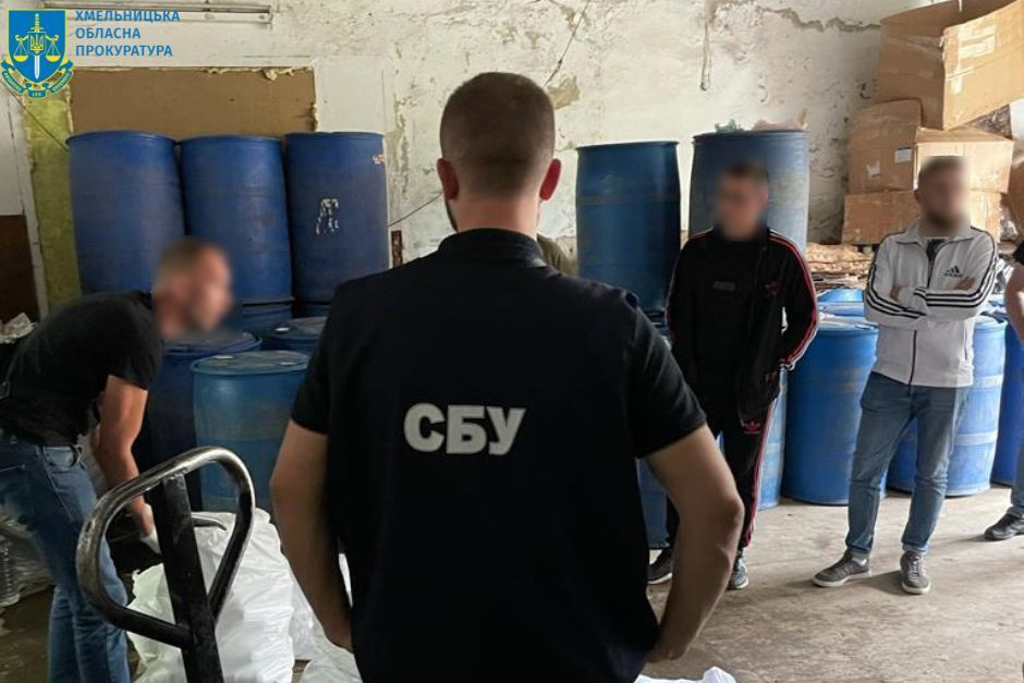 На Хмельниччині припинено діяльність підпільного цеху з виготовлення та реалізації фальсифікованих підакцизних товарів – вилучено продукції на 3 млн грн
