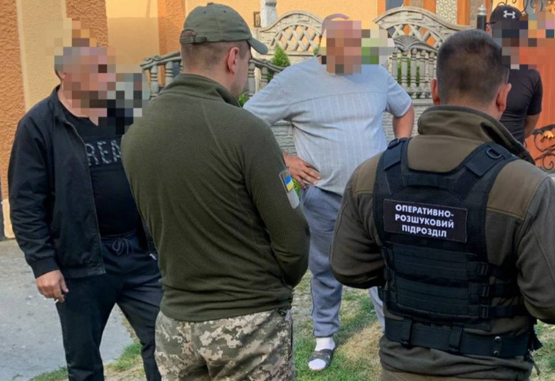 10000 євро за втечу з країни – на Буковині організаторам незаконної схеми переправлення чоловіків за кордон повідомлено про підозру