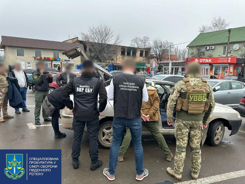 Викрито жителя Одещини, який намагався надати прикордоннику 2000 доларів США «за вирішення питання» з перетином кордону