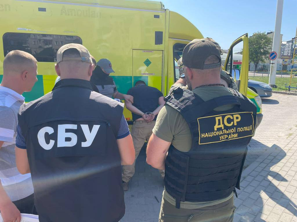 Намагалися продати автомобіль швидкої – на Прикарпатті під час продажу гумдопомоги викрили працівників благодійної організації