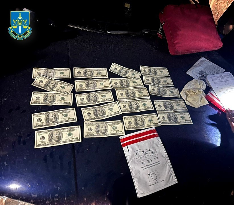 На Рівненщині  під час одержання хабара затримано співробітницю  військкомату