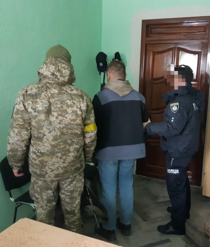 Сприяння військовозобов’язаним громадянам України у незаконному перетині держкордону – на Буковині іноземецю повідомлено про підозру