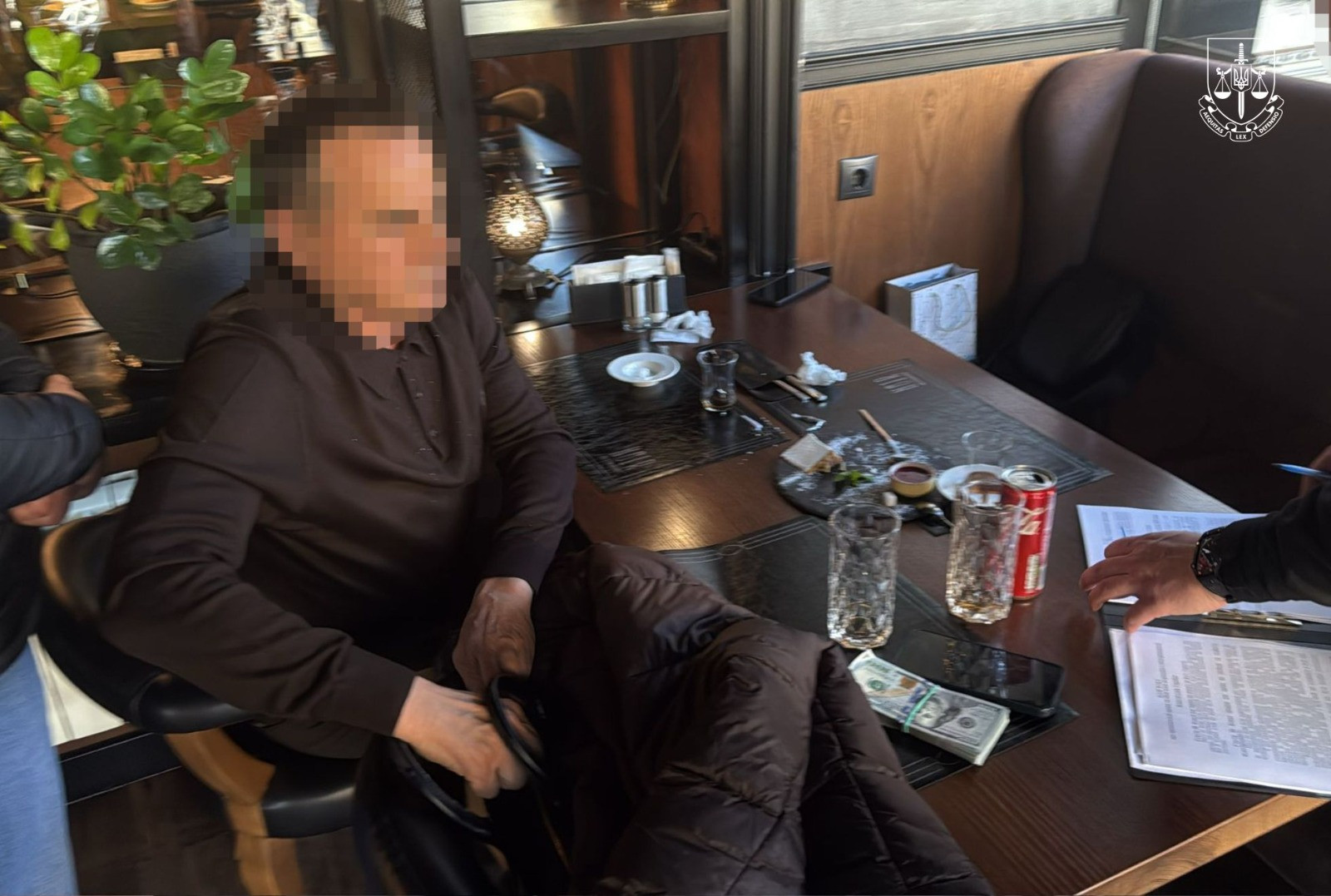 Обіцяв працевлаштування за 10 тис доларів США – на шахрайстві викрито депутата облради