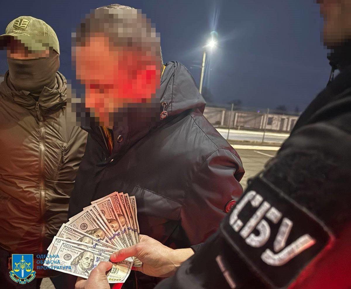 2500 доларів США за безперешкодне перевезення автозапчастин – викрито посадовця Одеської митниці