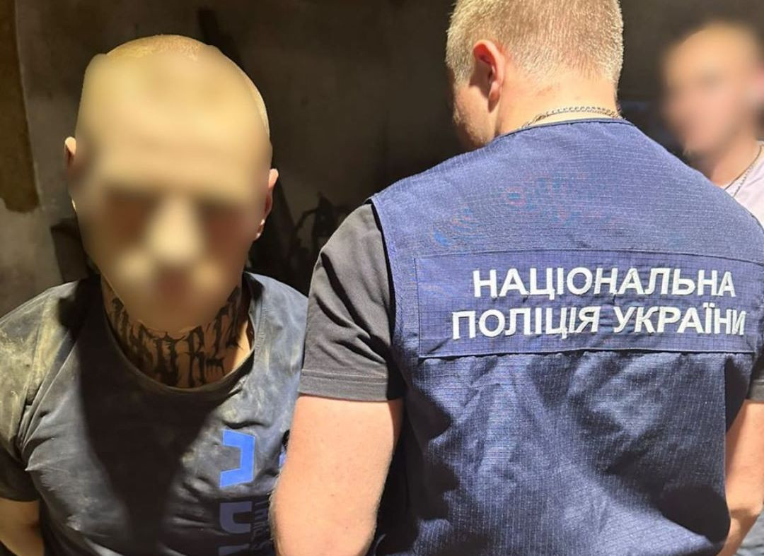 Вимагали неіснуючий борг та погрожували розправою підприємцю і його родині – на Кіровоградщині затримали двох чоловіків