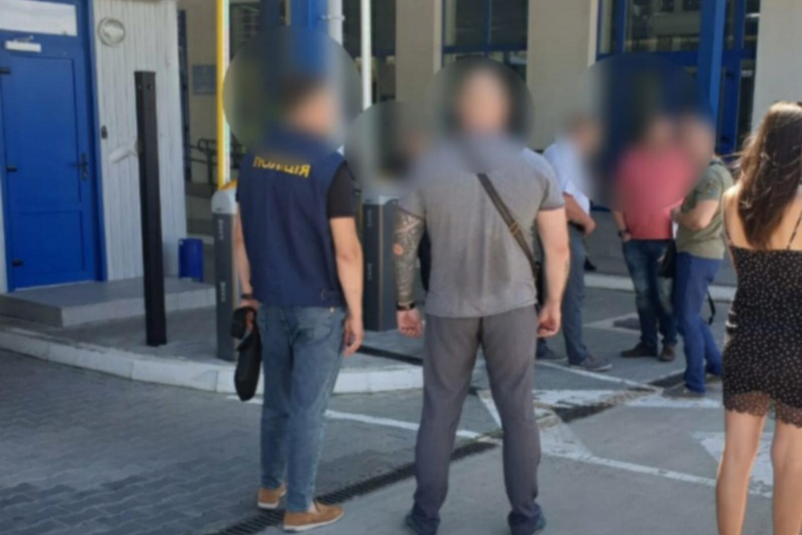 Викрито службовця Чернівецької митниці, який за хабарі пришвидшував оформлення посилок із-за кордону