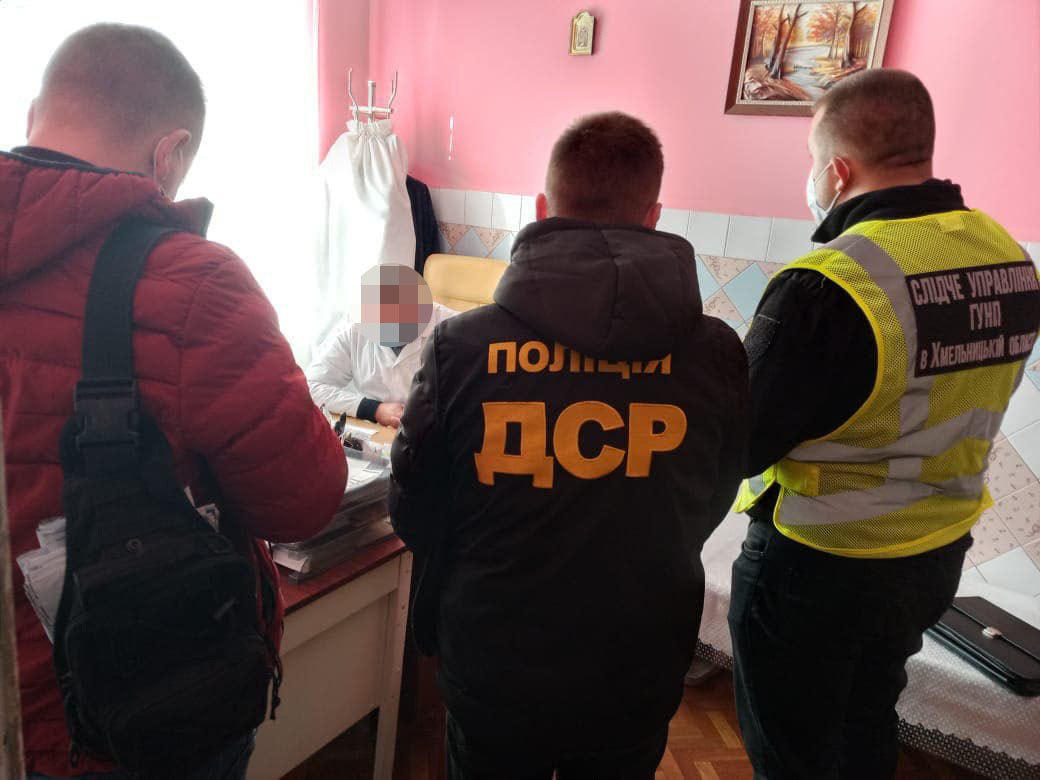 5 тис грн за фальсифікований COVID-сертифікат про вакцинацію – викрито схему на Хмельниччині (ФОТО)
