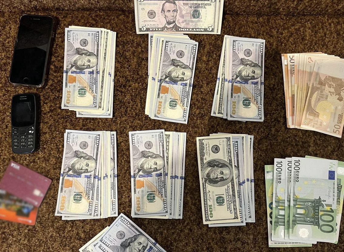 Викрито групу осіб, які виготовляли фальшиві документи, що видають підрозділи МВС України