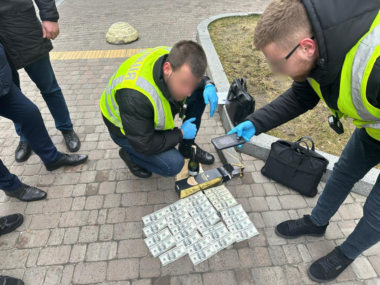 3300 доларів США за сприяння у безперешкодному вивезенні антикваріату за кордон – викрито посадовця Міністерства культури та інформаційної політики України
