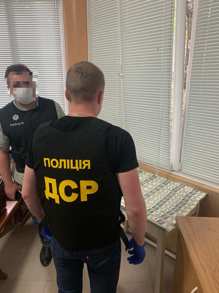 5,5 тис дол США за використання землі на березі Дніпра – викрито посадовця Держводагентства (ФОТО)