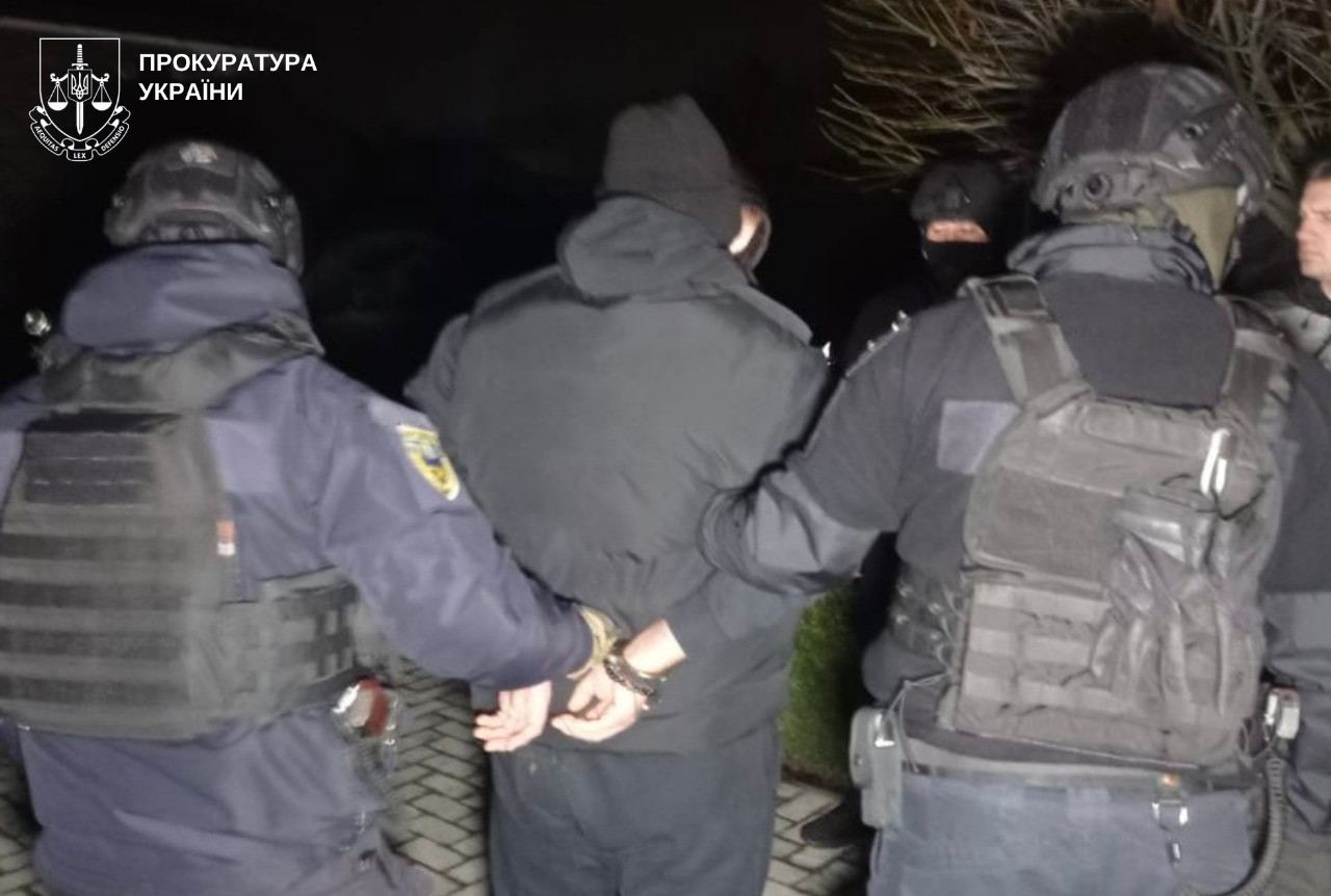 Three persons were notified of suspicion for extortion of 200,000 US dollars and robbery