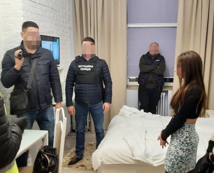 Вербували жінок для сексуальної експлуатації за кордоном та в Україні – повідомлено про підозру дев’яти особам