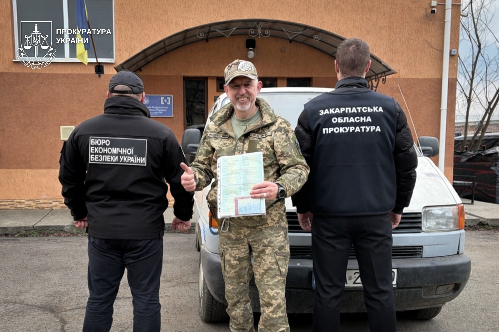 Прокурори Закарпаття передали військовим два автомобілі та БПЛА, вилучені у рамках кримінального провадження