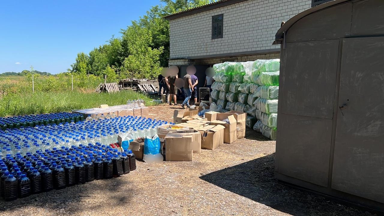 На Київщині ліквідовано підпільний цех з виготовлення алкоголю – вилучено понад 6 тонн продукції