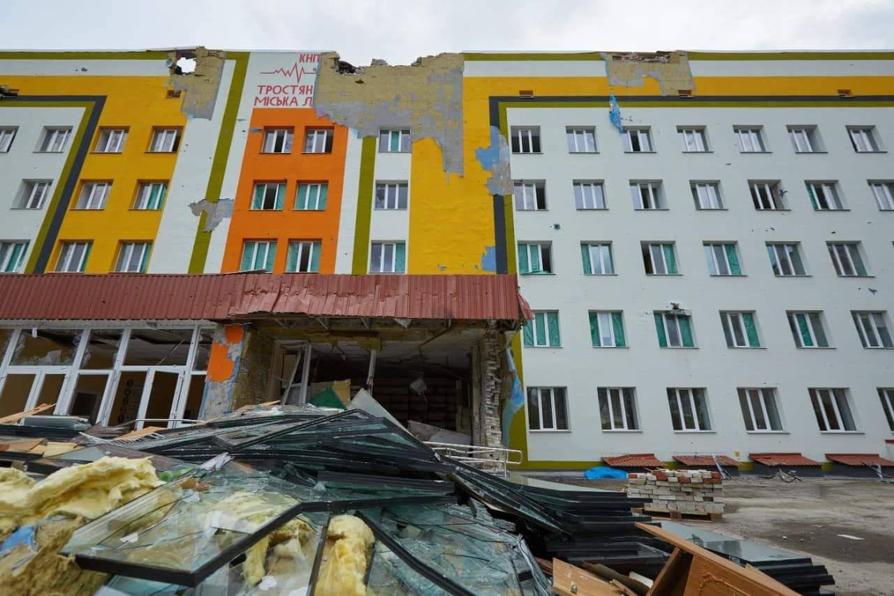 Прицільно обстріляли з танка Тростянецьку лікарню – двом військовослужбовцям РФ повідомлено про підозру