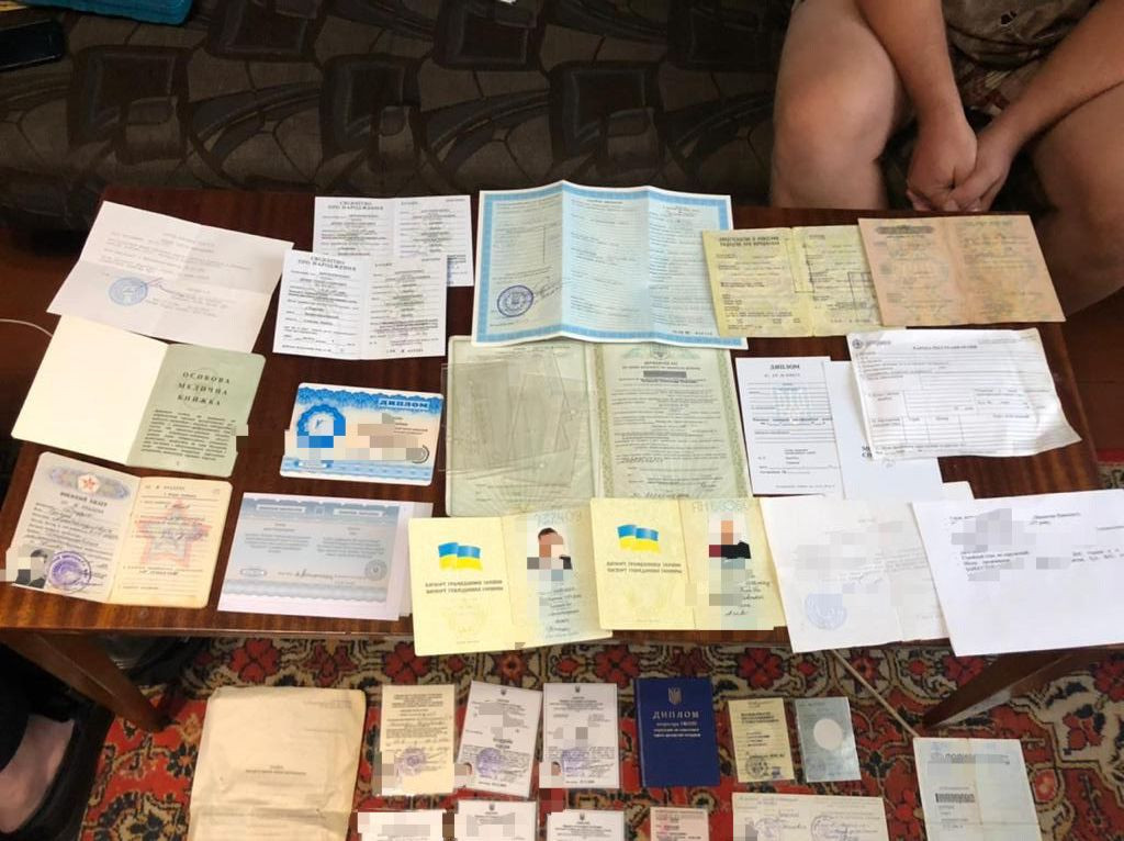 Виготовлення підроблених паспортів, дипломів та водійських посвідчень – викрито групу осіб (ФОТО)