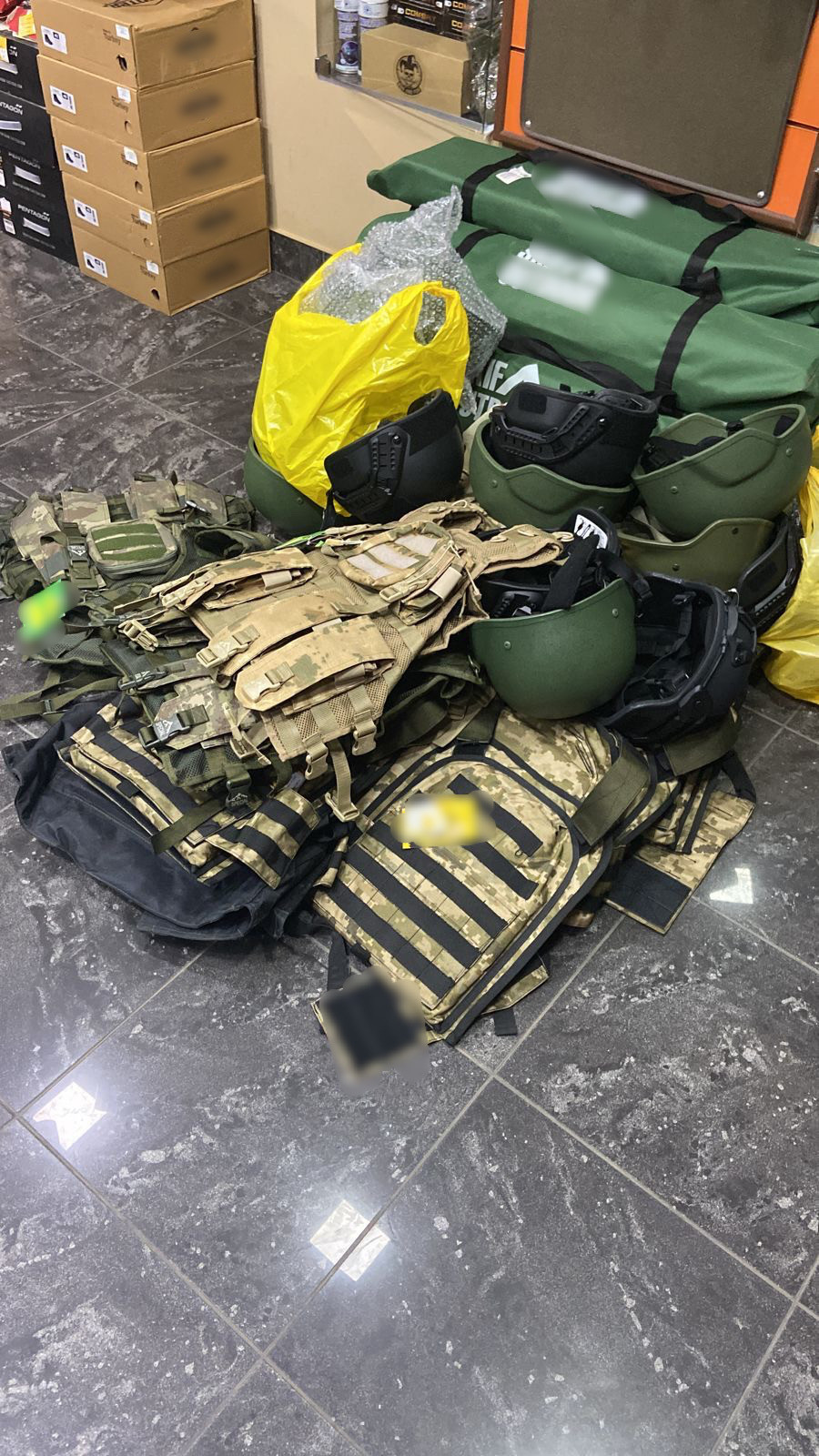 Протиправний продаж бронежилетів і тепловізорів – правоохоронці вилучили товари на 5 млн грн