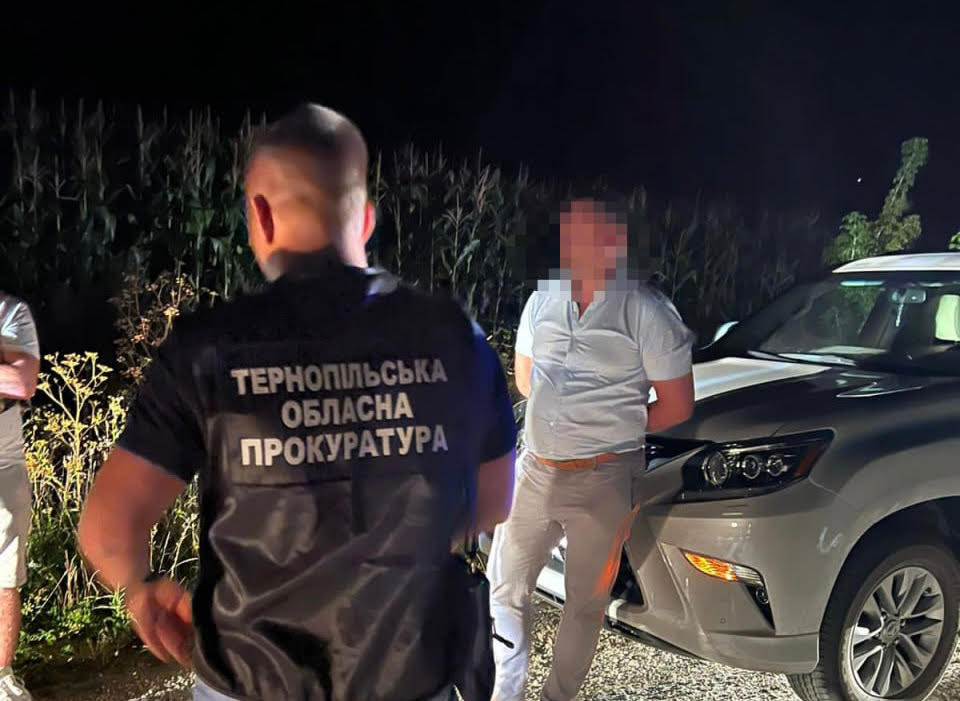 Судитимуть ексзаступника керівника ГУ ДПС у Тернопільській області та посередника за отримання 5 тис доларів США від підприємця