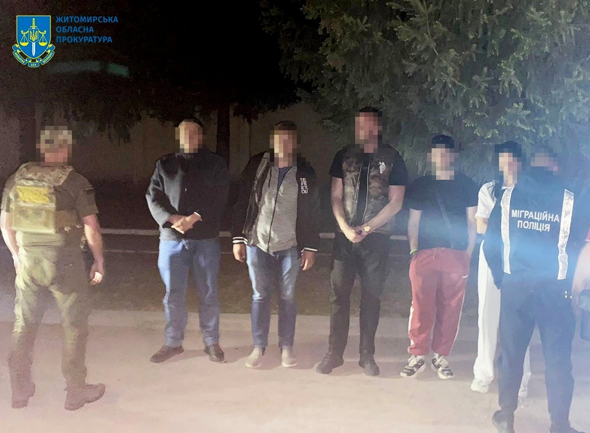 Нелегальне переправлення призовників через кордон – у Житомирі викрито керівника благодійної організації і двох його спільників