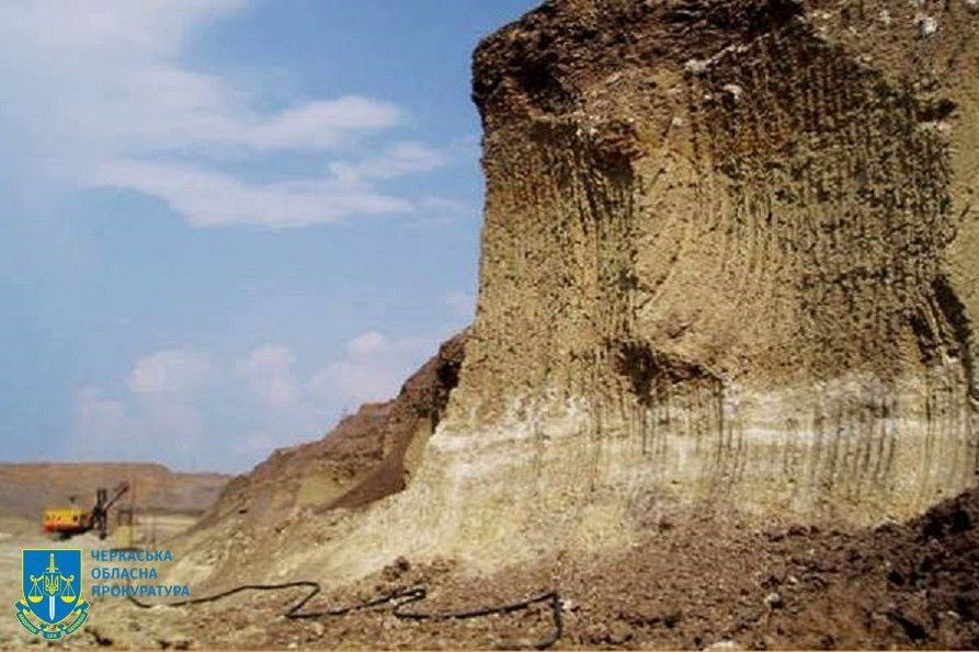 Понад 1,1 млн грн збитків через незаконний видобуток корисних копалин на Черкащині – підозрюють ексголову правління товариства