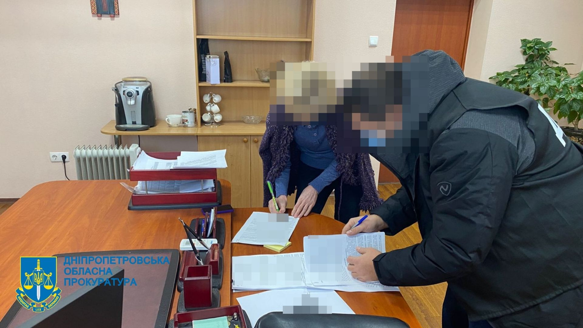 Розмитнення нафтопродуктів під виглядом газового конденсату та несплата податку – у службовій недбалості підозрюються інспектори Дніпровської митниці