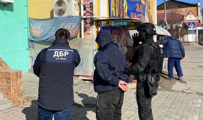 Збут амфетаміну наркозалежним – правоохоронці затримали оперуповноваженого з Білої Церкви
