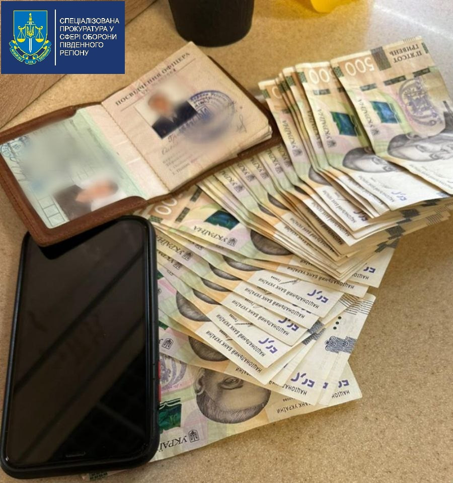 В Одесі повідомлено про підозру заступнику командира частини, який одержав хабар за не відправлення в райони ведення бойових дій
