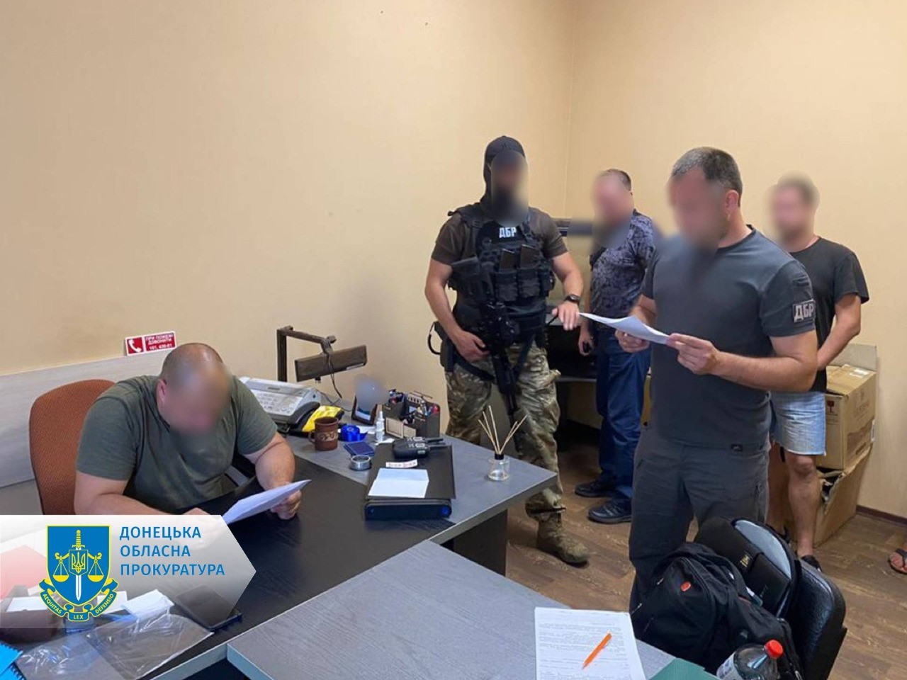 Довідка про непридатність до військової служби за 2000 доларів США – на Донеччині викрито військового та поліцейського